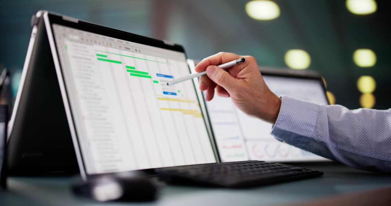 Software stocks fall for an eighth straight day, with a sweeping roster of decliners