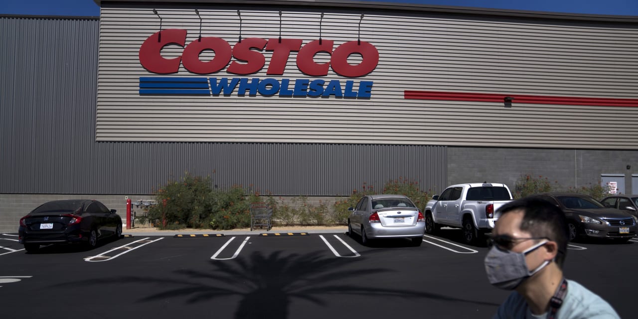 Las acciones de Costco caen después de horas debido a que las ganancias de los minoristas decepcionan y las ventas en línea se reducen