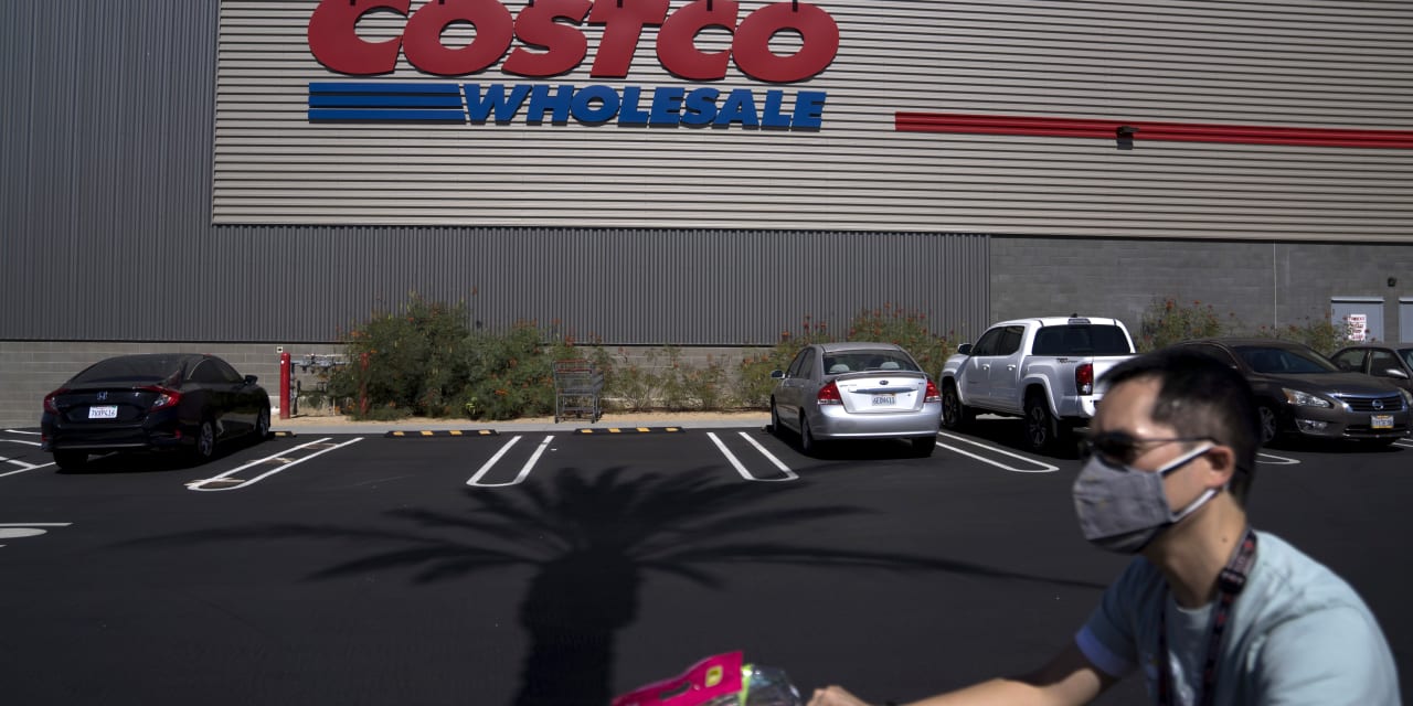 Las acciones de Costco caen después de horas debido a que las ganancias de los minoristas decepcionan y las ventas en línea se reducen