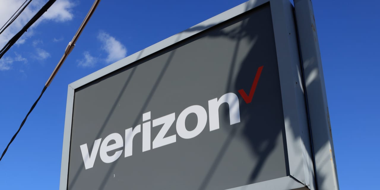 Verizon stock has had a tough year. Is a ‘drastic’ shakeup in order?