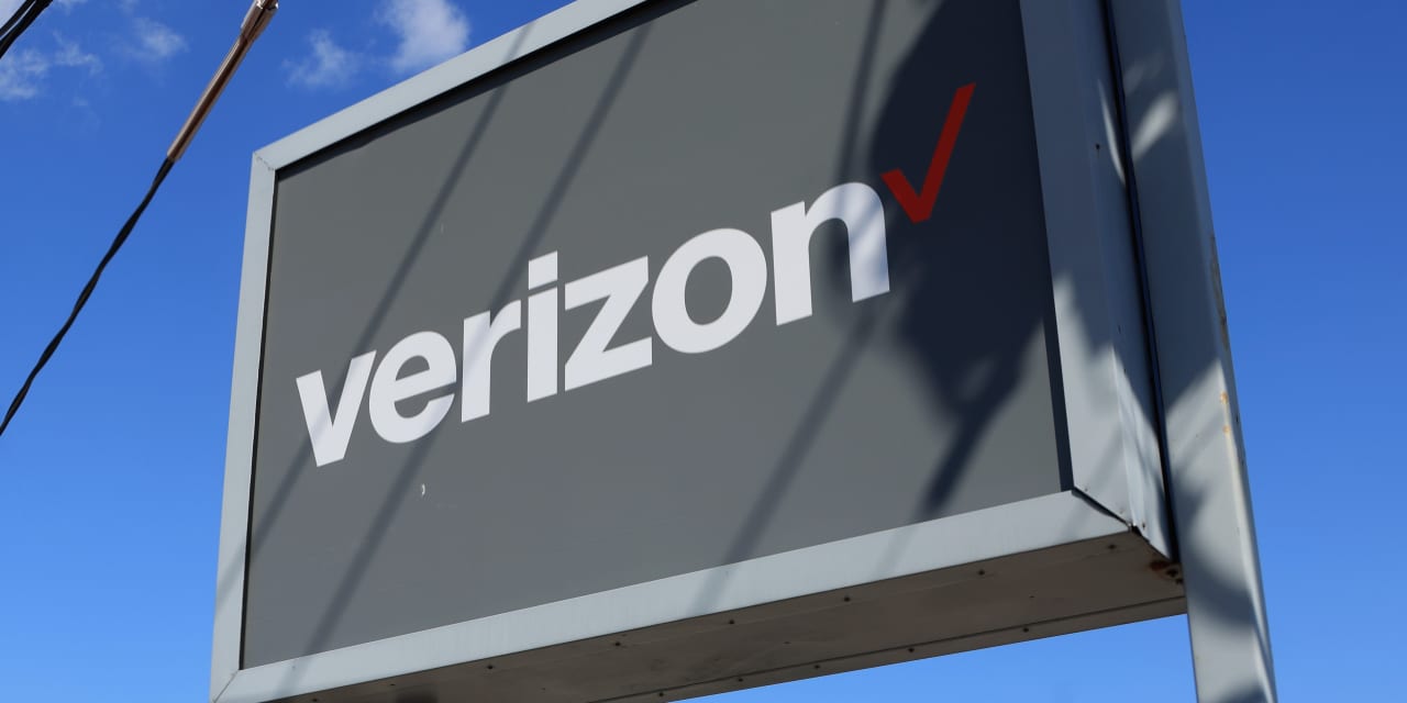 Verizon’s stock heads for lowest close in 13 years as dividend yield hits record high