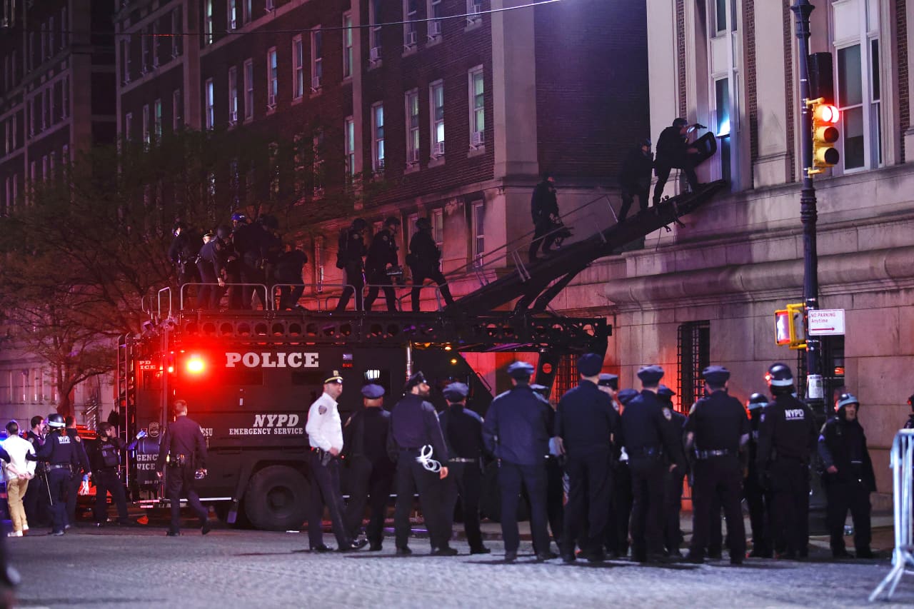 La policía arrestó autobuses llenos de manifestantes después de que ingresaron al campus de la Universidad de Columbia.