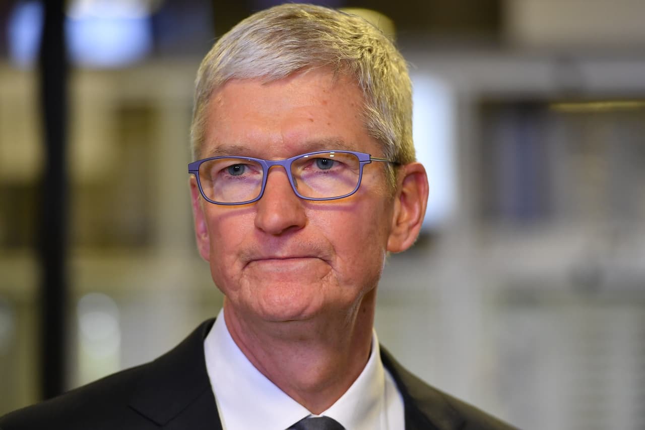 Triumferende Biskop Relativ størrelse Tim Cook asked Apple to cut his pay after making nearly $100 million last  year - MarketWatch