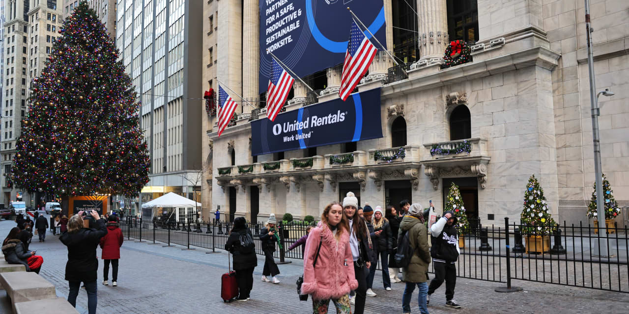 U.S. shares finish largely decrease as buyers sit up for 2023