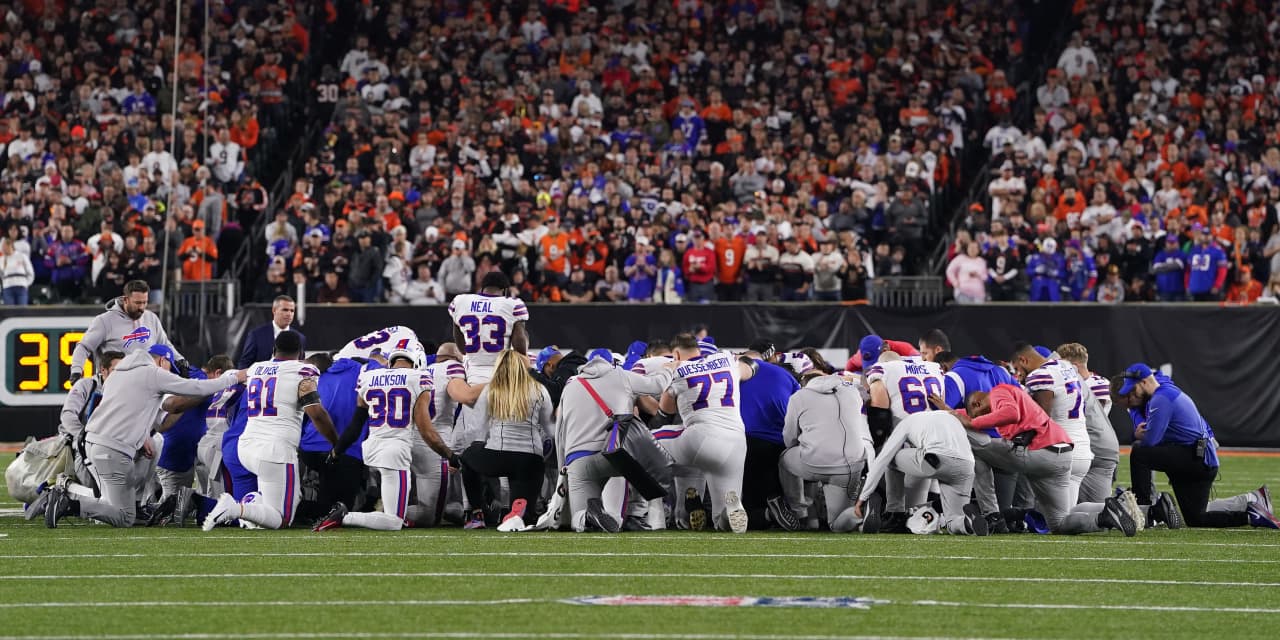 Bills asegura a Damar Hamlin en estado crítico tras colapsar en el campo;  Aplazado el partido contra los Bengals