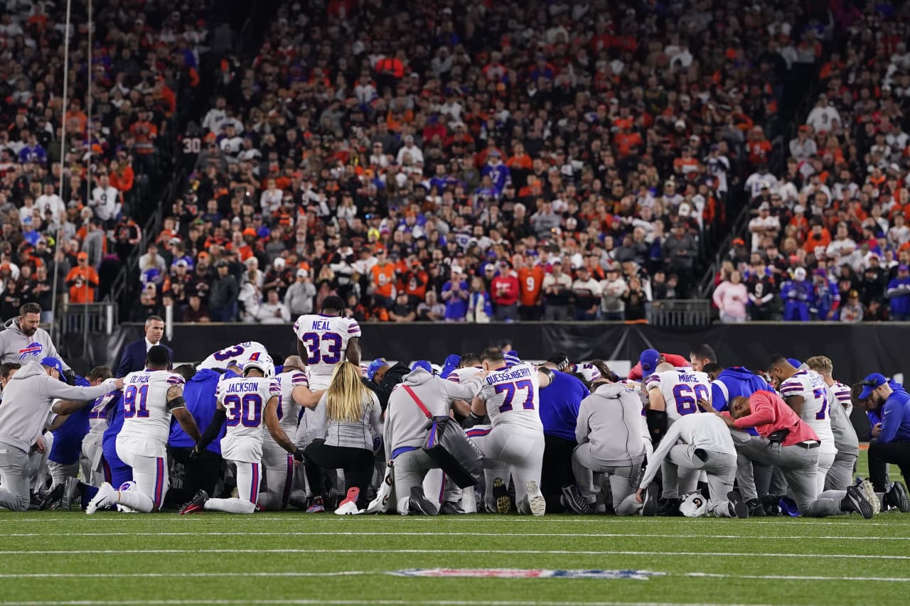 Buffalo Bills safety Damar Hamlin in critical condition after collapsing on  field; game in Cincinnati vs. Bengals postponed - MarketWatch