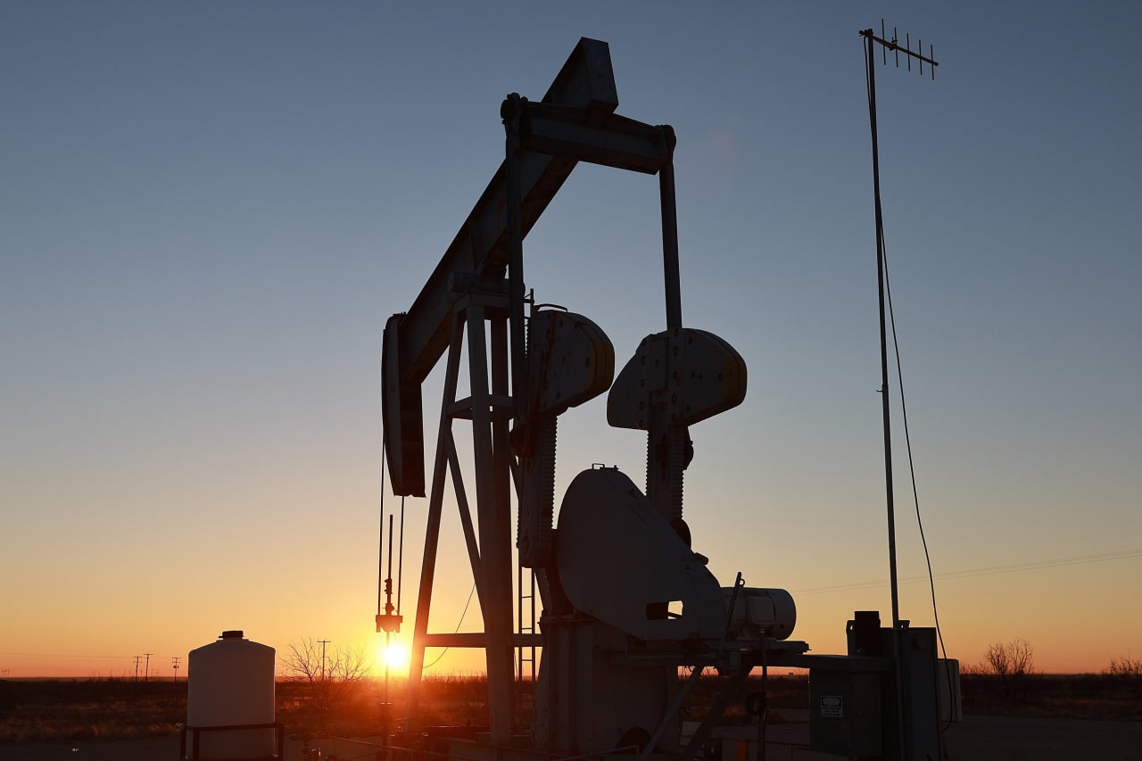 Oil prices end higher, but fall more than 2% for the week