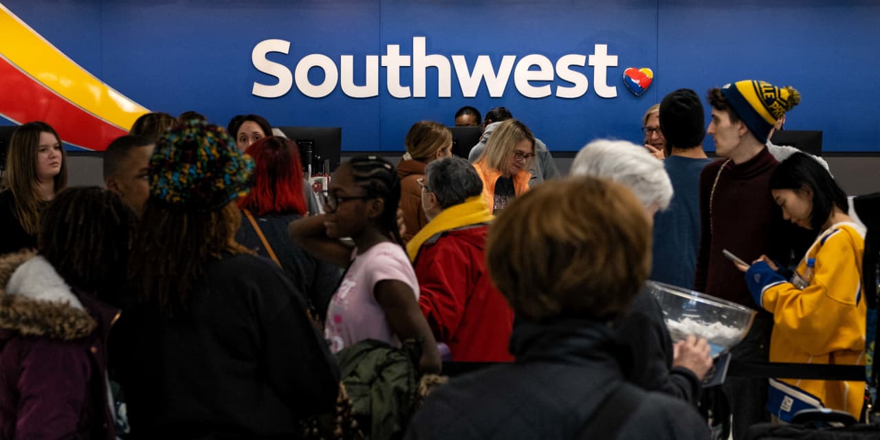 #: Southwest sees flight cancellations costing up to 5 million
