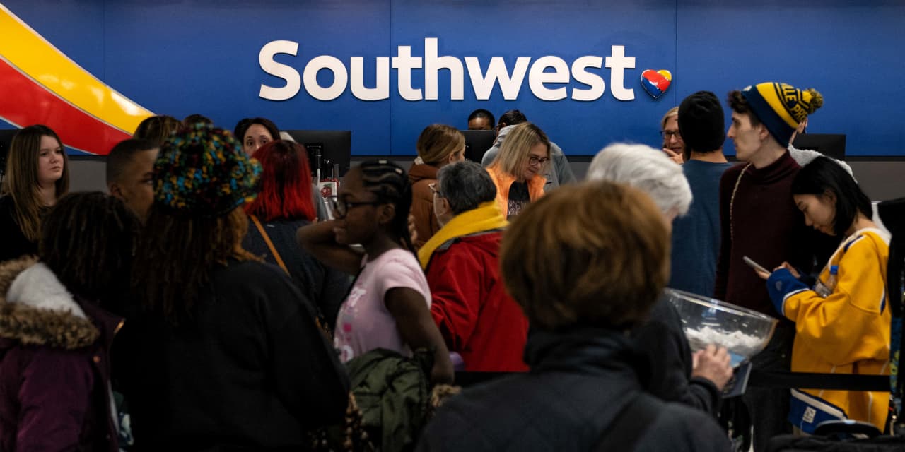 #: Southwest sees flight cancellations costing up to $825 million