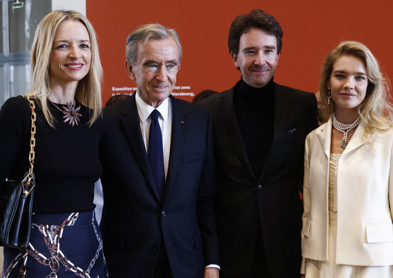 Bernard Arnault makes daughter Delphine Christian Dior CEO