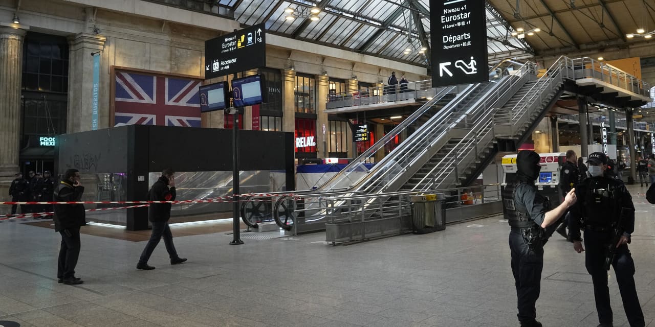 Six people wounded in Paris trainstation assault before police shoot