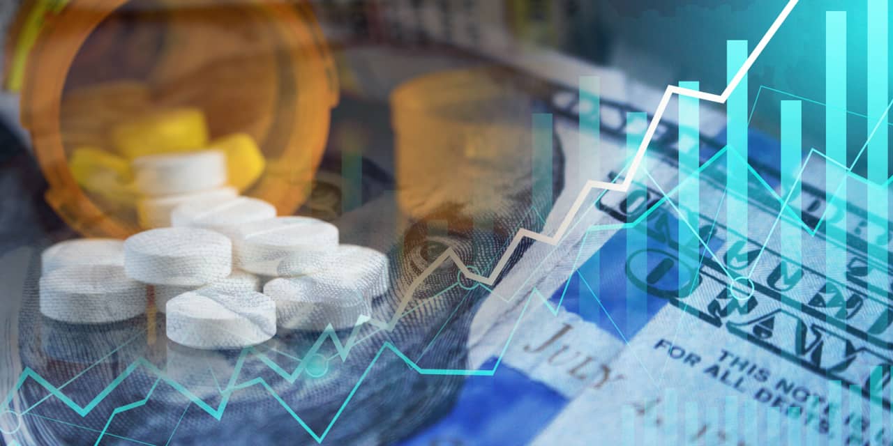 Las compañías farmacéuticas planean aumentar los precios de los medicamentos esenciales para financiar la investigación y el desarrollo, pero ya están gastando más para obtener ganancias para los accionistas.