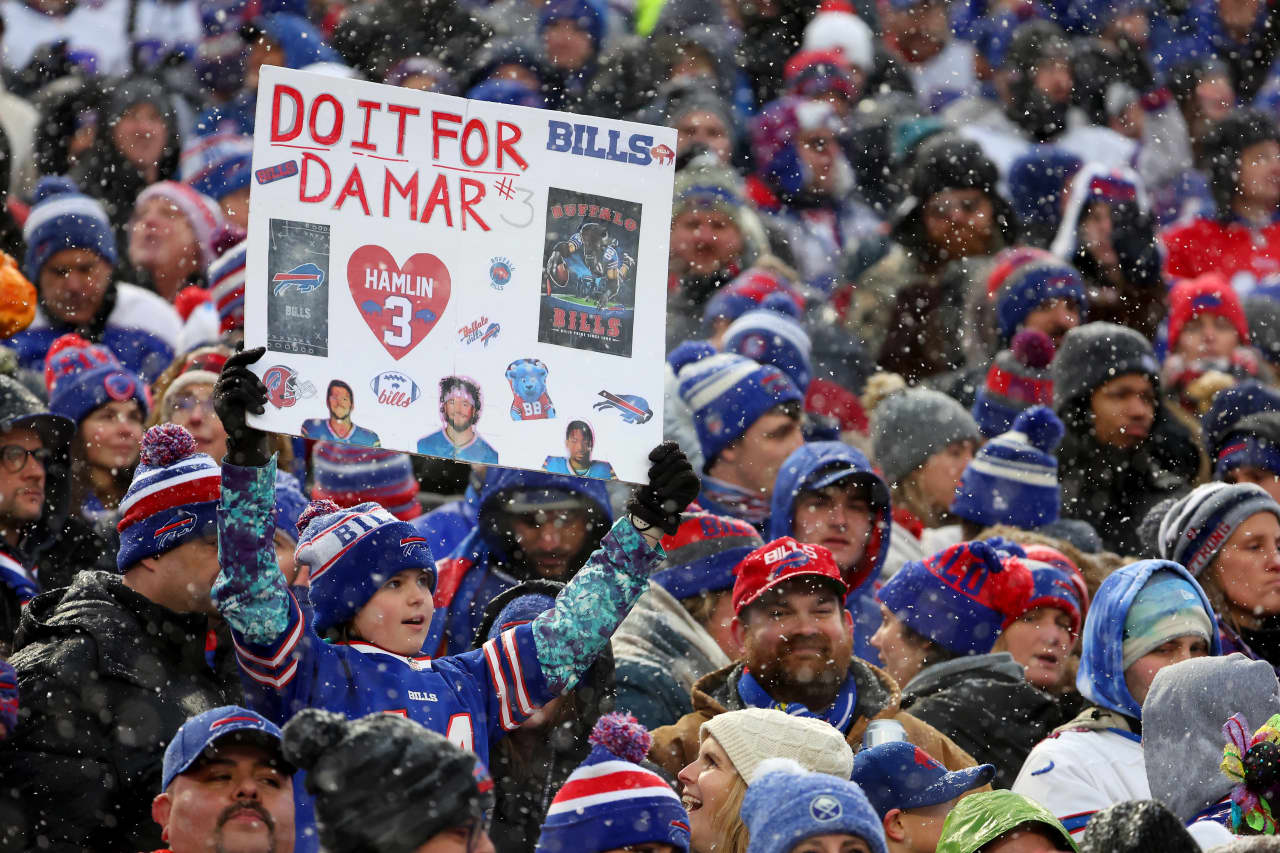 Bills' Hamlin attends 1st game since collapse, waves to fans