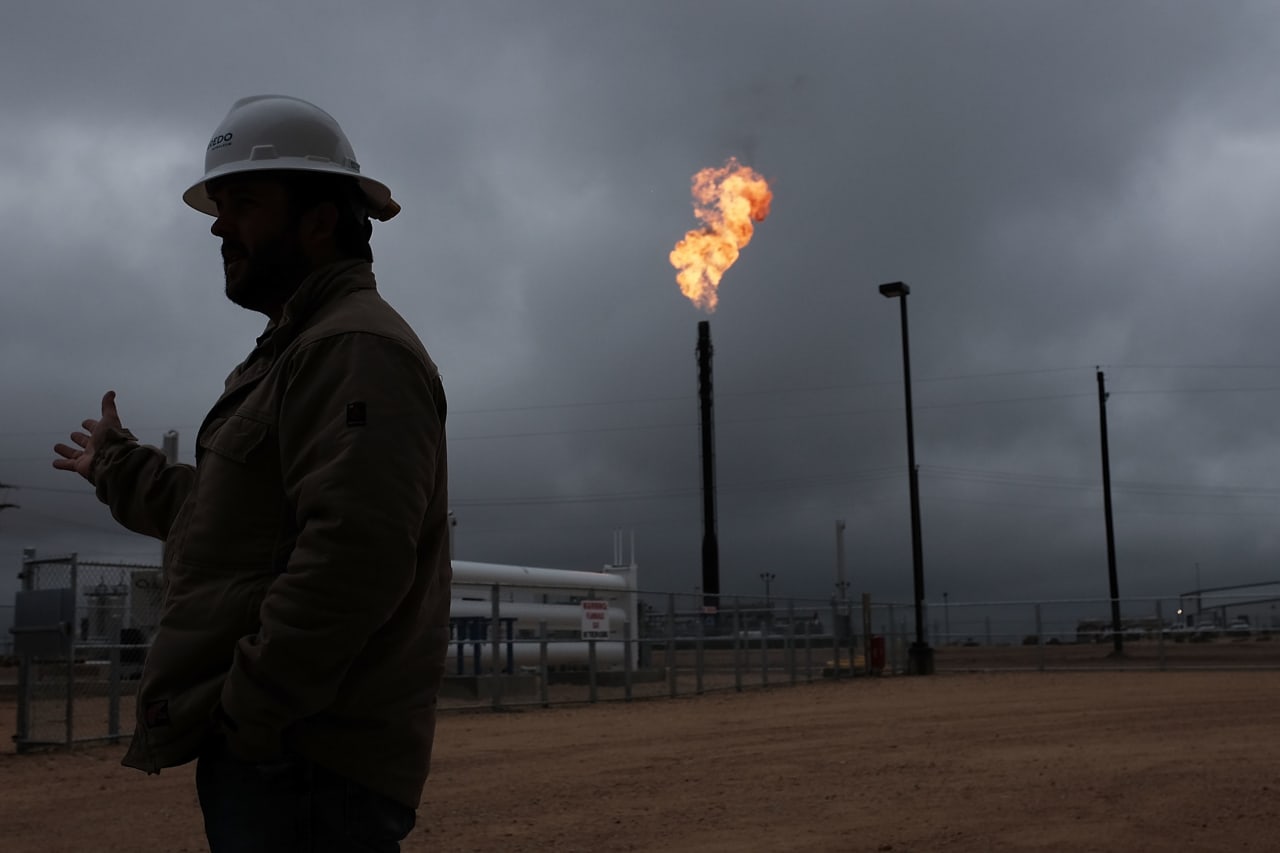 marketwatch.com - Joseph Adinolfi - Oil prices climb as U.S. economic hopes brighten; natural gas trades at lowest since 2021