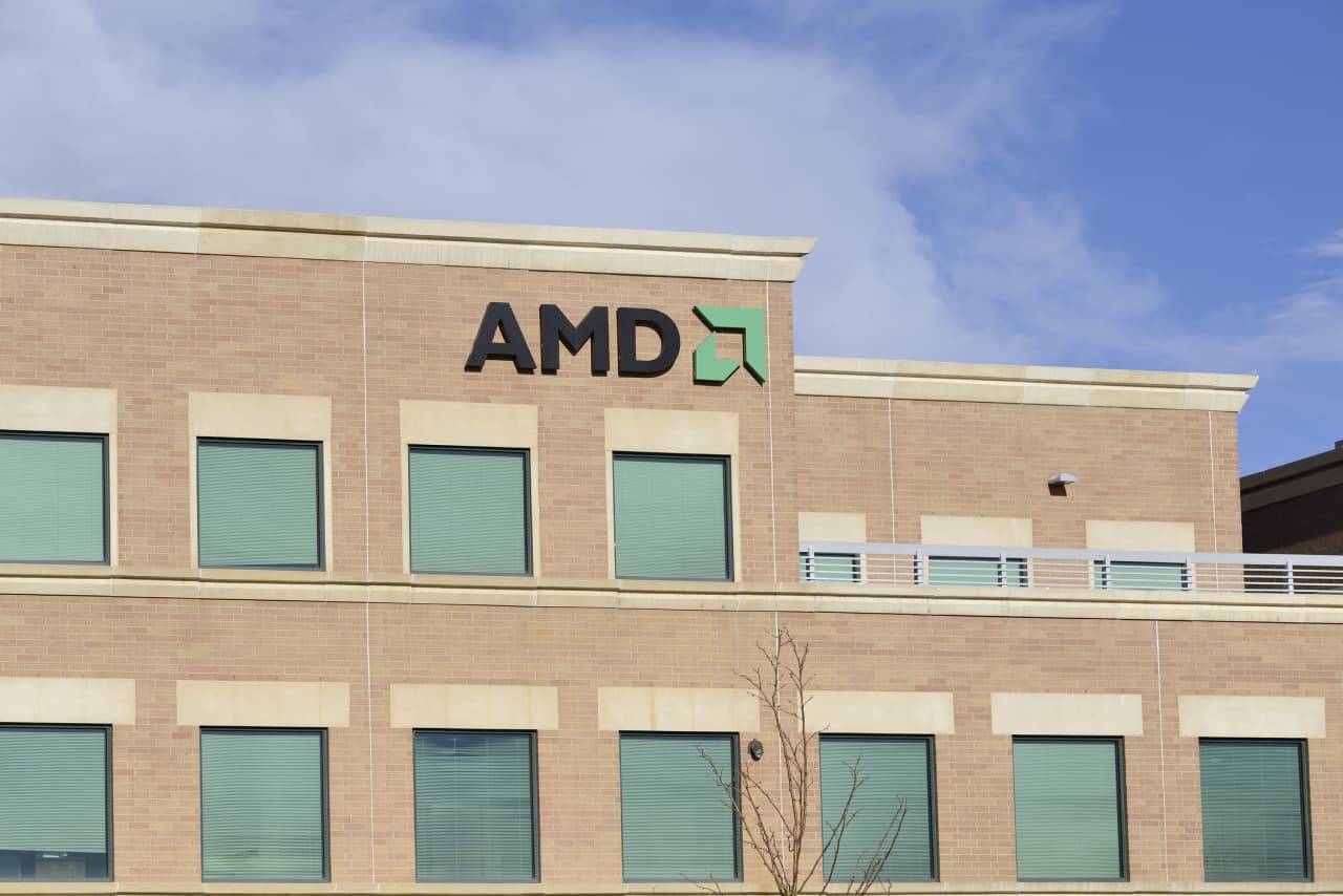 AMD boosts its outlook for AI revenue, but it stock still falls