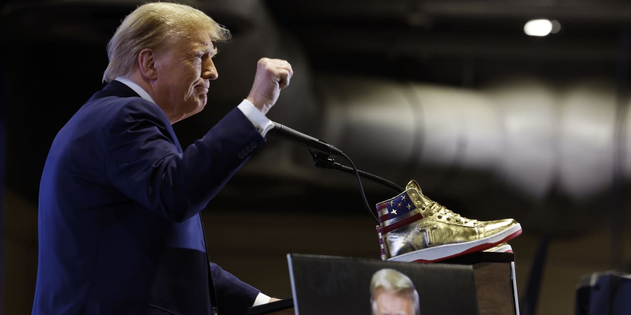 Las zapatillas de Trump ya cuestan hasta 45.000 dólares.  ¿Podrán mantener su valor?