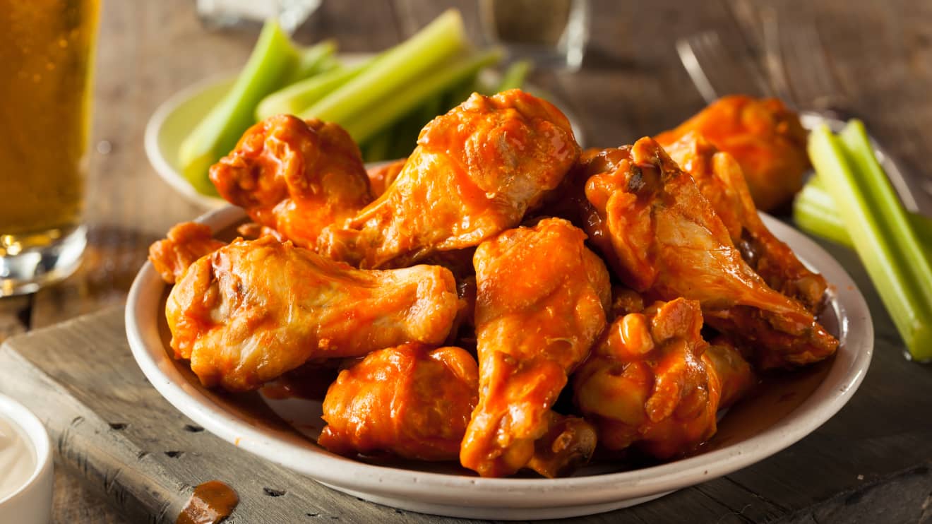 Good news for Super Bowl party hosts: Chicken-wing prices are down 22% - American Football - Market - Public News Time