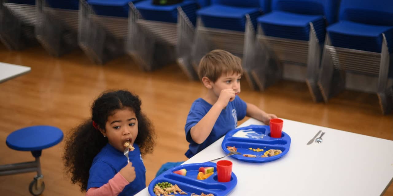 Las nuevas reglas limitarían el azúcar en las comidas escolares de EE. UU. por primera vez, pero el plan ha provocado reacciones mixtas de los nutricionistas.