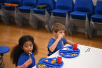 Los niños comen durante la hora del almuerzo en St Mary's RC Primary School, en Battersea, al sur de Londres, el 29 de noviembre de 2022. Con la inflación del Reino Unido rondando el nivel más alto en cuatro décadas, desencadenando una crisis del costo de vida, los niños traen cada vez más alimentos más baratos de casa, en algunos casos donados. Los niños en Inglaterra cuyas familias son consideradas por el gobierno como las más pobres tienen derecho a una comida escolar gratuita. Con el 48 por ciento de los alumnos, St Mary's tiene una de las proporciones más altas en Gran Bretaña con derecho a un almuerzo financiado por los contribuyentes. (Foto de Daniel LEAL / AFP) (Foto de DANIEL LEAL/AFP vía Getty Images)