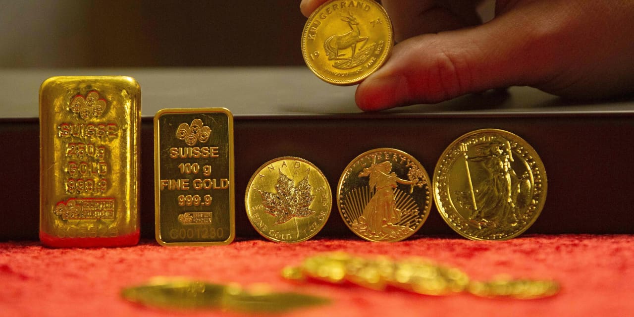 Los precios del oro caen mientras los inversores esperan el informe de inflación de EE. UU. del martes