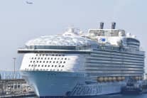 TOPSHOT - Esta fotografía tomada el 24 de julio de 2022 muestra una vista general del crucero Wonder of the Seas operado por Royal Caribbean International en la Terminal C del puerto de Barcelona. (Foto de Pau BARRENA / AFP) (Foto de PAU BARRENA/AFP vía Getty Images)