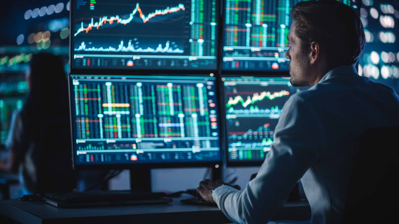 It’s been a painful month for hedge funds. To turn it around, they are shorting U.S. stocks.