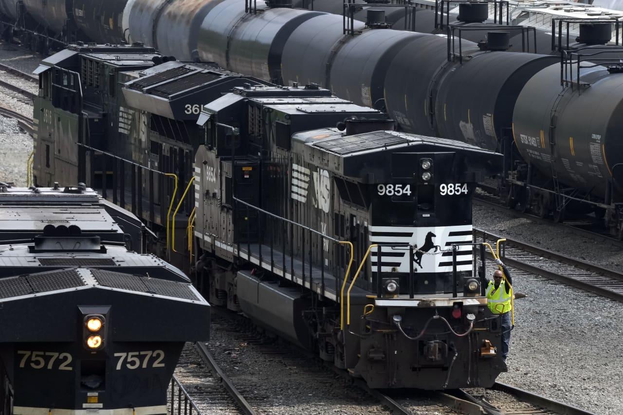 Norfolk Southern shares down 3.2% after shareholders’ split decision in board battle