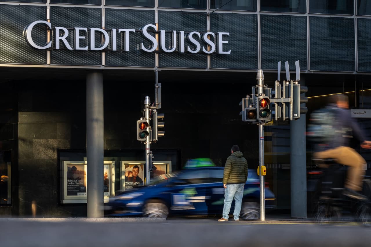 Credit Suisse shares fall to new record low after collapse of SVB and  Signature Bank - MarketWatch