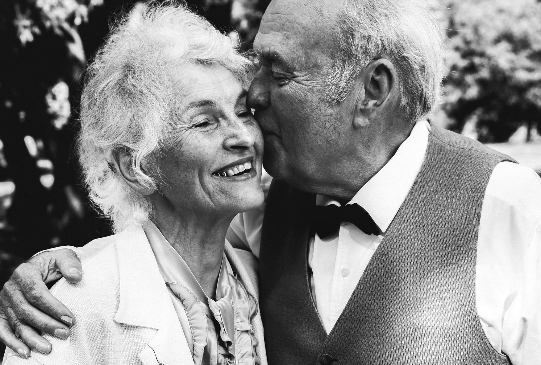 Влюбленные старики. Пожилые люди. Old couple love together. Красивые старики. Пожилые пары.