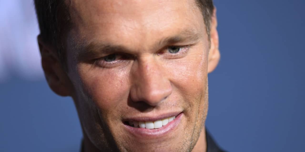 #Key Words: Retired Tom Brady tweets ‘I’m not sure what to do with my hands’ GIF during Super Bowl