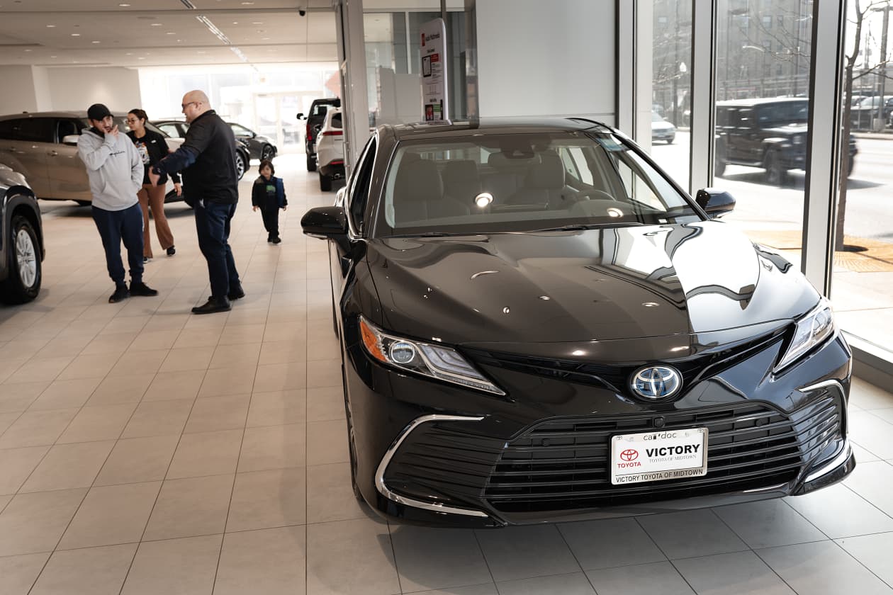 Auto sales climb for 4th straight month, but high interest rates ...