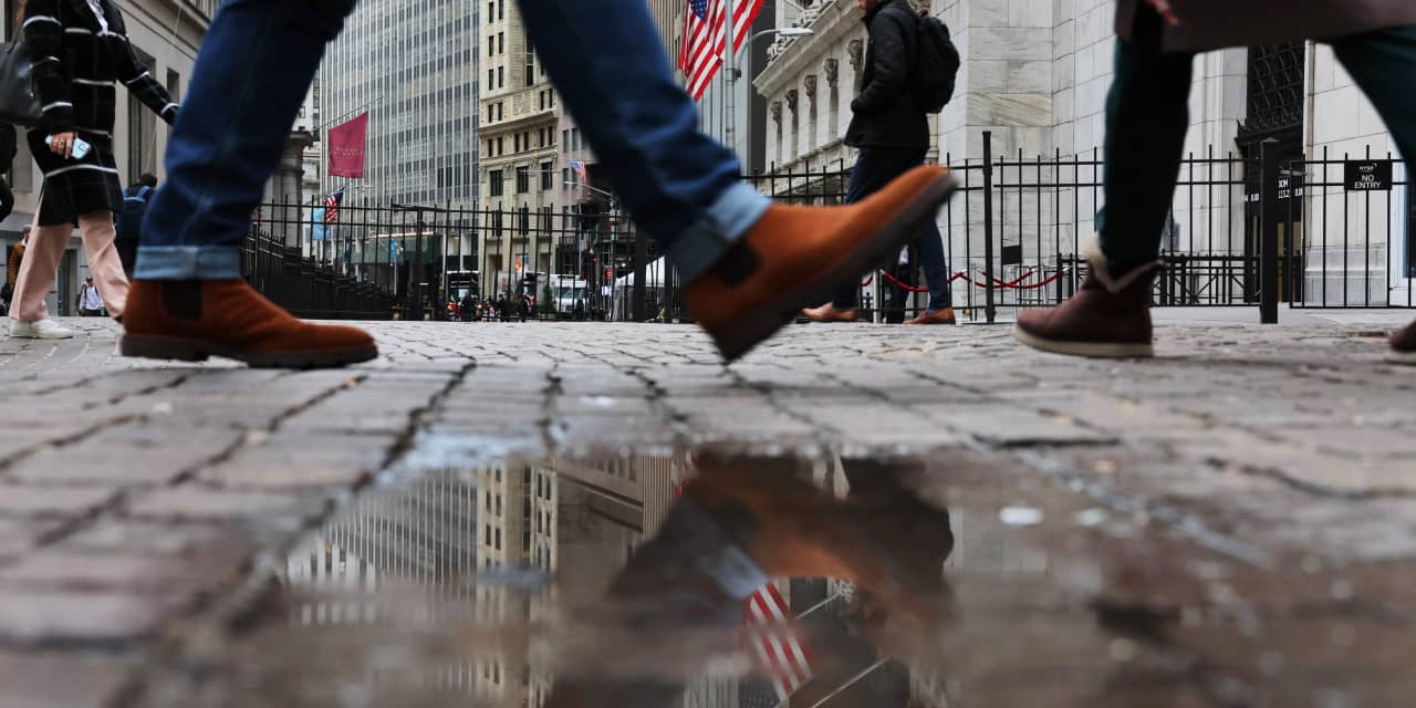 Buyers are walking absent from U.S. stock-market place cash, into bonds