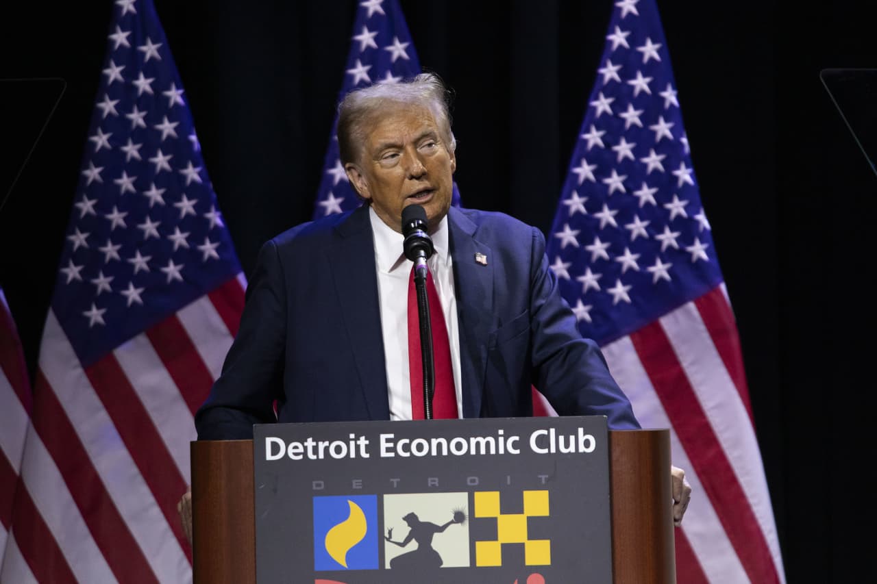 Trump propone exenciones fiscales para los préstamos para automóviles en su discurso en Detroit. Dice que ayudaría a los compradores y a la industria automotriz.