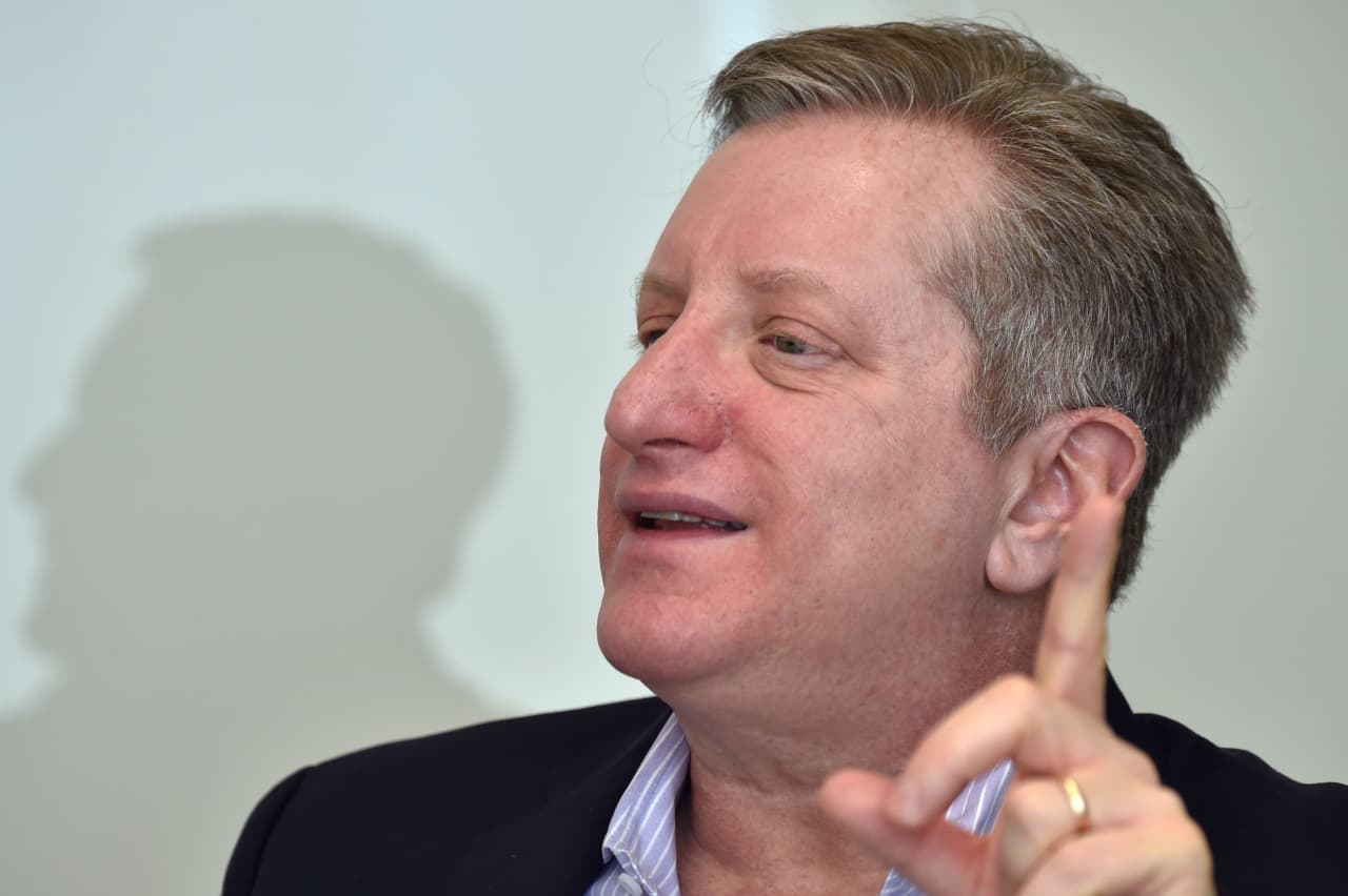 ‘Definitely hold on to your Apple position,’ says ‘Big Short’ investor Steve Eisman