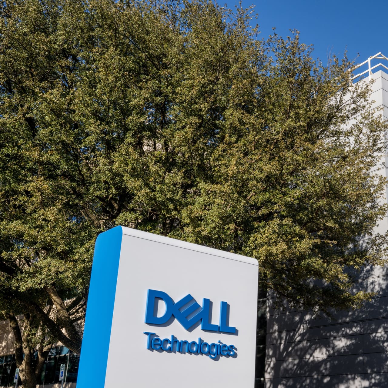 Dell stock falls after pessimistic outlook; company announces CFO change -  MarketWatch