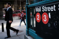 NUEVA YORK, NUEVA YORK - 29 DE SEPTIEMBRE: La gente camina por Wall Street en el distrito financiero de Manhattan el 29 de septiembre de 2021 en la ciudad de Nueva York. Tras las pérdidas del martes y una caída en las acciones tecnológicas, los mercados ganaron terreno el miércoles por la mañana con el Nasdaq y el Dow en territorio positivo. (Foto de Spencer Platt/Getty Images)