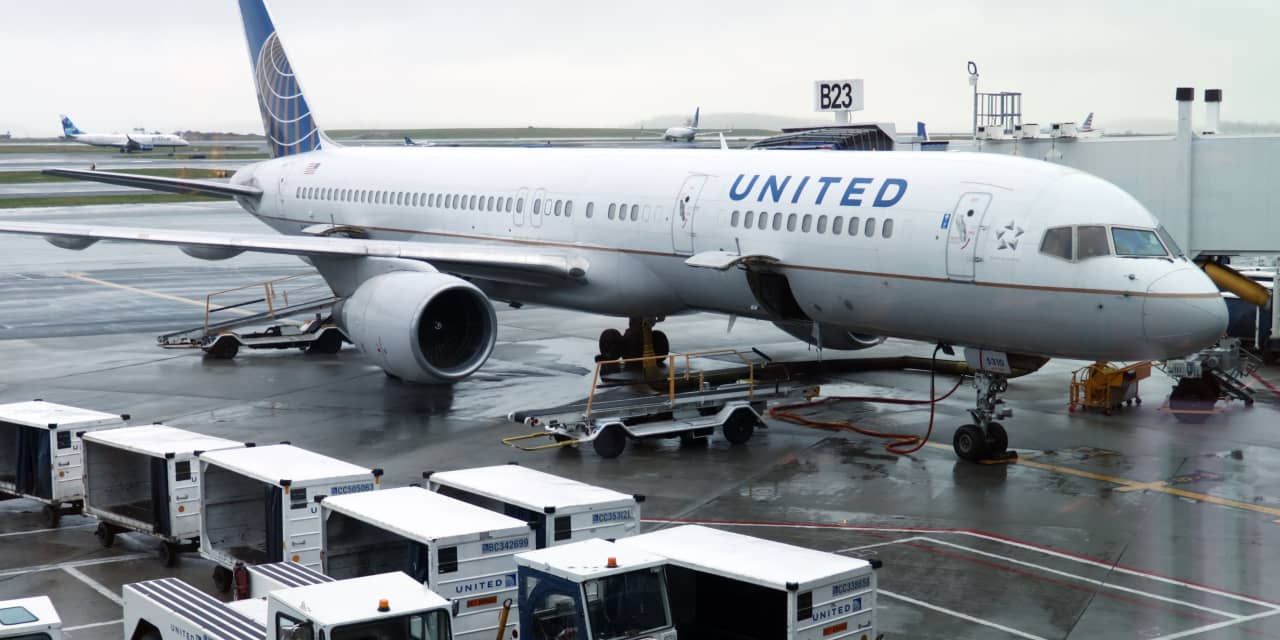 Man accused of trying to open door on United flight to Boston, attacking crew