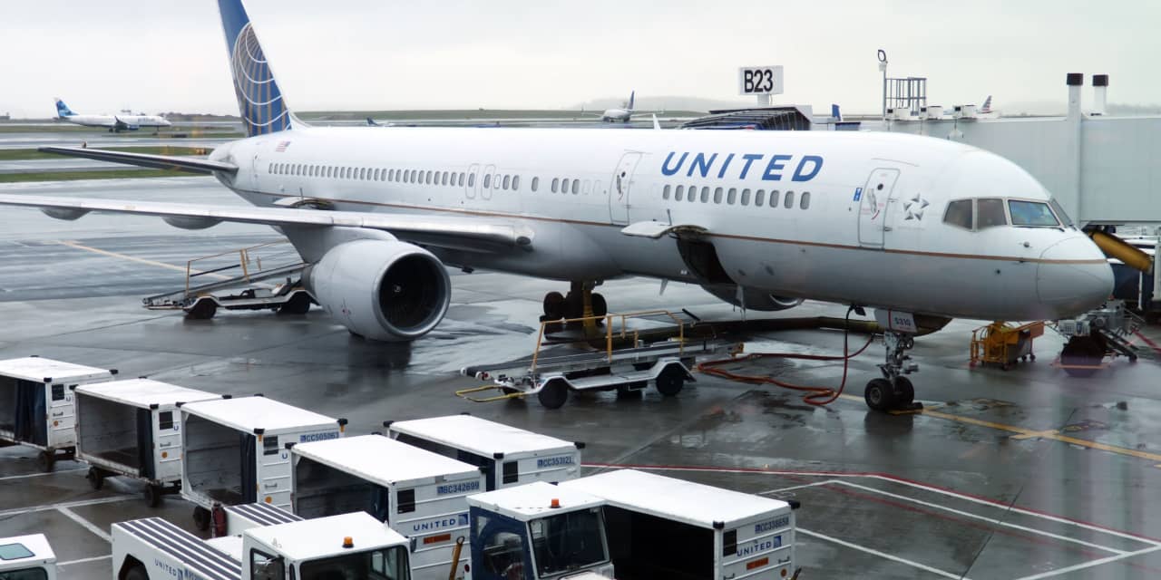 Man accused of trying to open door on United flight to Boston, attacking crew