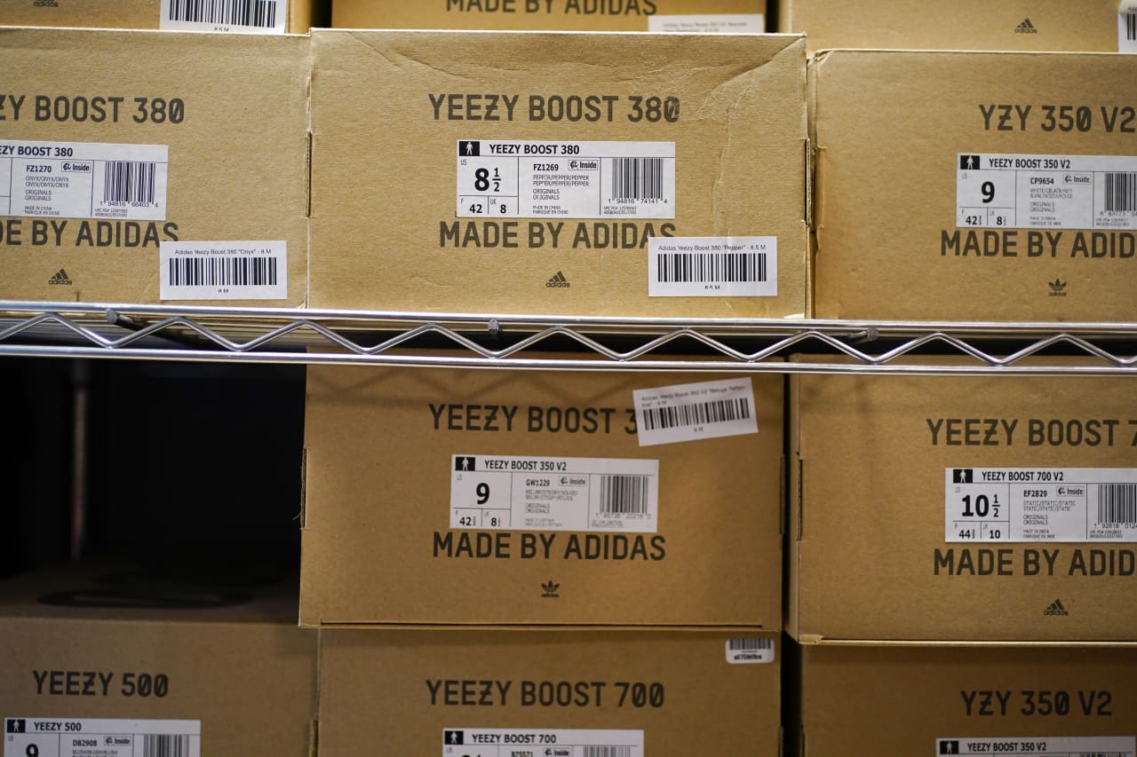 dele vold ødelagte Adidas still doesn't know what to do with $1.3 billion worth of Yeezy shoes  - MarketWatch