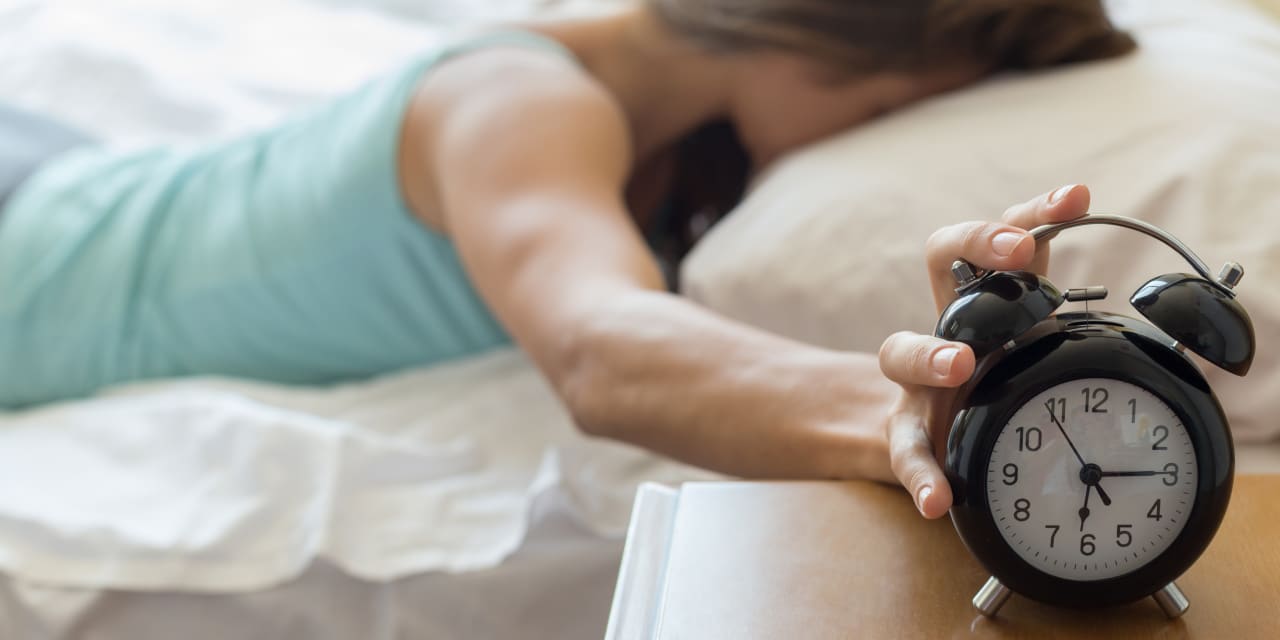 When better wake up. Человек проснулся. Ранний подъем утром. Утреннее Пробуждение. Сон будильник.