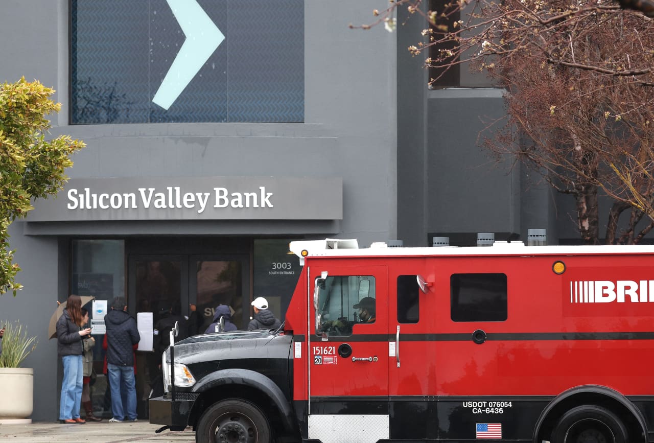 Silicon Valley Bank staff offered 45 days of work at 1.5 times salary by  FDIC - MarketWatch