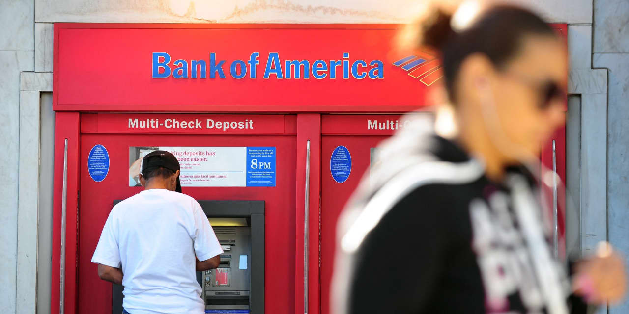 Regional and big bank stocks resume slide amid rising fears of banking crisis