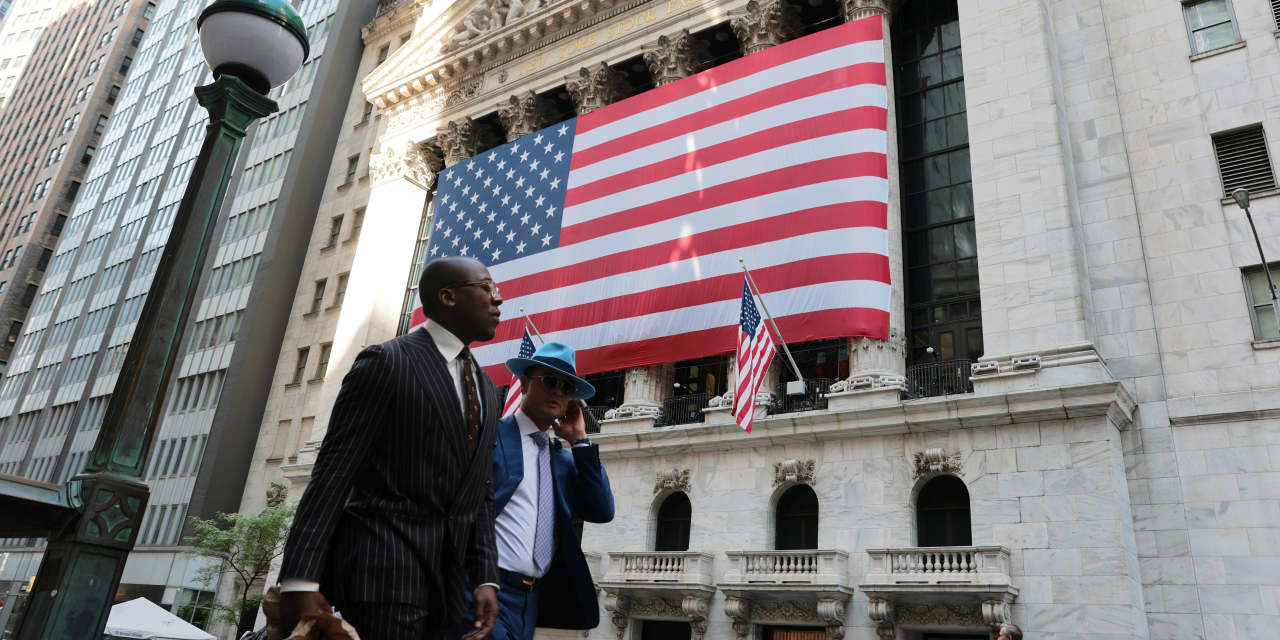 Oil rises, U.S. stock futures dip as Wall Street looks to extend its winning streak