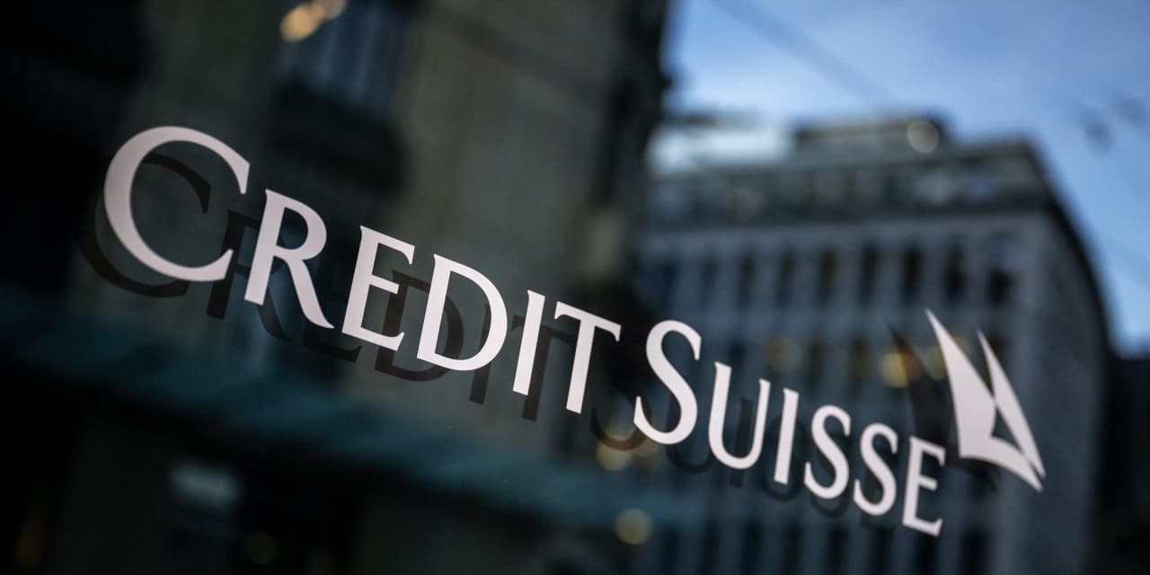 UBS está considerando comprar Credit Suisse.  informe