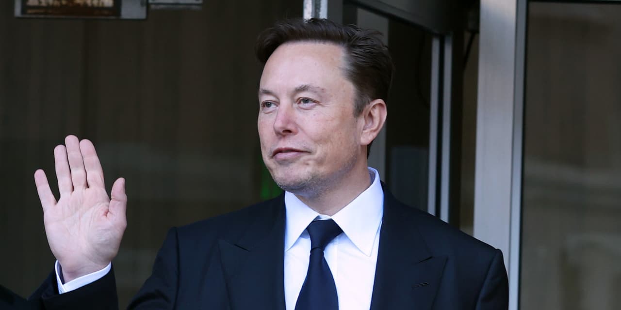 Elon Musk says Fed should cut interest rates by half-point after Bill Ackman asks for pause