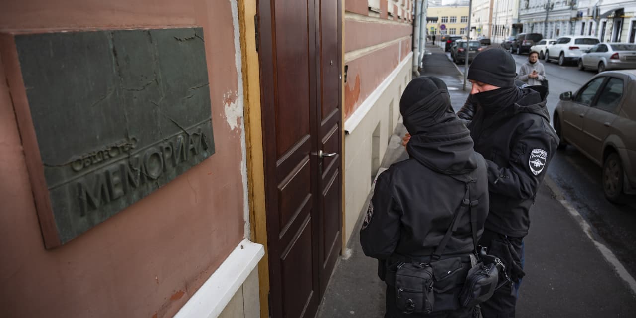 Russian authorities raid sites linked with Nobel Peace Prize–winning organization Memorial