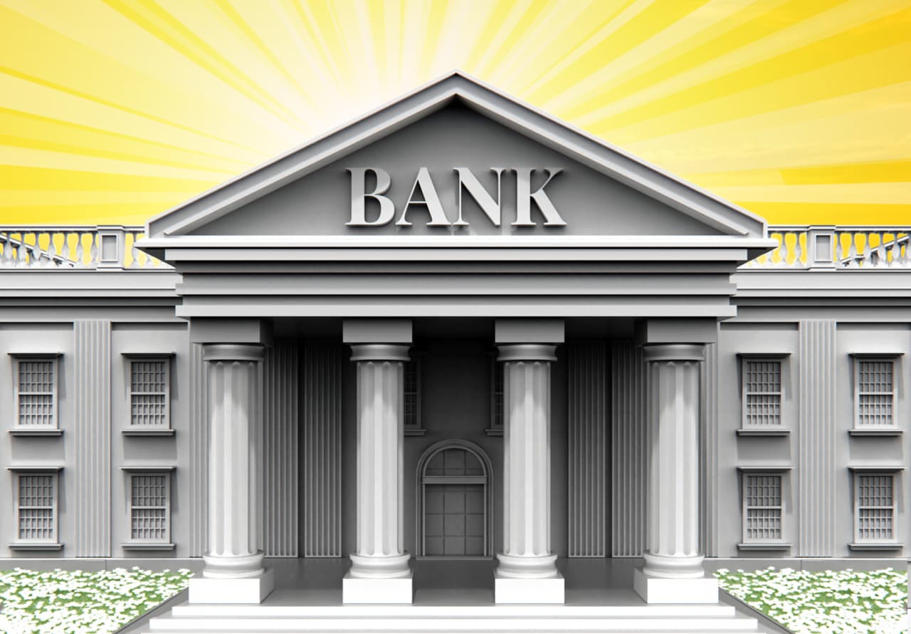 These two bank stocks shine as the industry gets closer to turning a corner