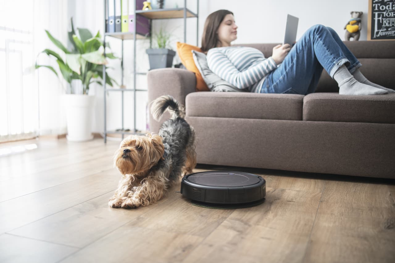 iRobot Roomba 692 Robot Vacuum-Wi-Fi Connectivity, Works with Alexa, Good  for Pet Hair, Carpets, Hard Floors with Authentic Replacement Parts -  Roomba
