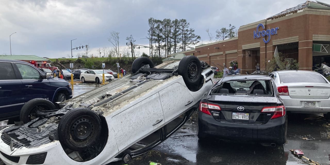 Tornadoes kill at least 11 across U.S. Midwest and South