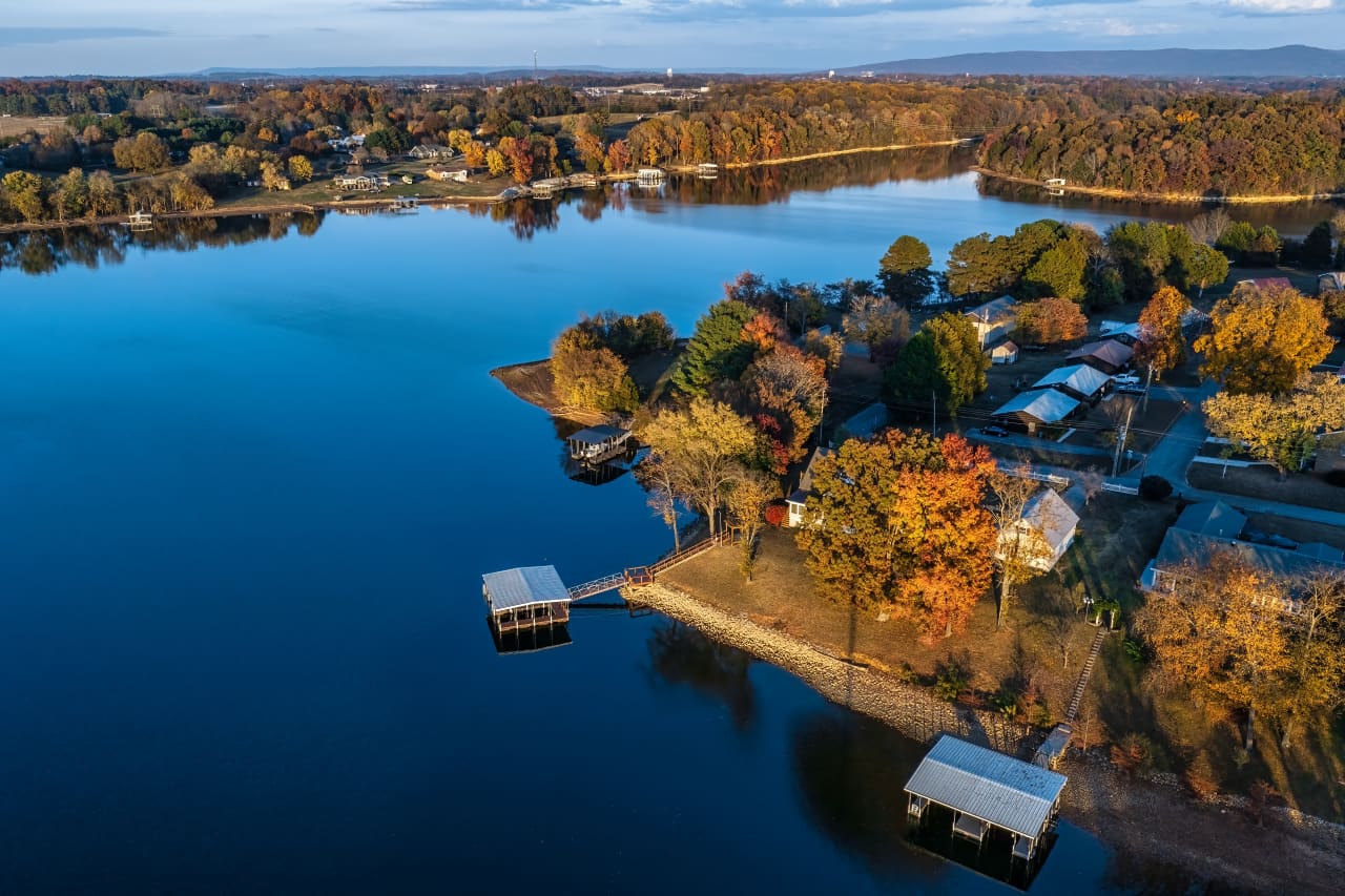 I’m in search of a spot that has year-round delicate, sunny climate and is close to or on the water, and my finances is $125,000 — the place ought to I retire?
